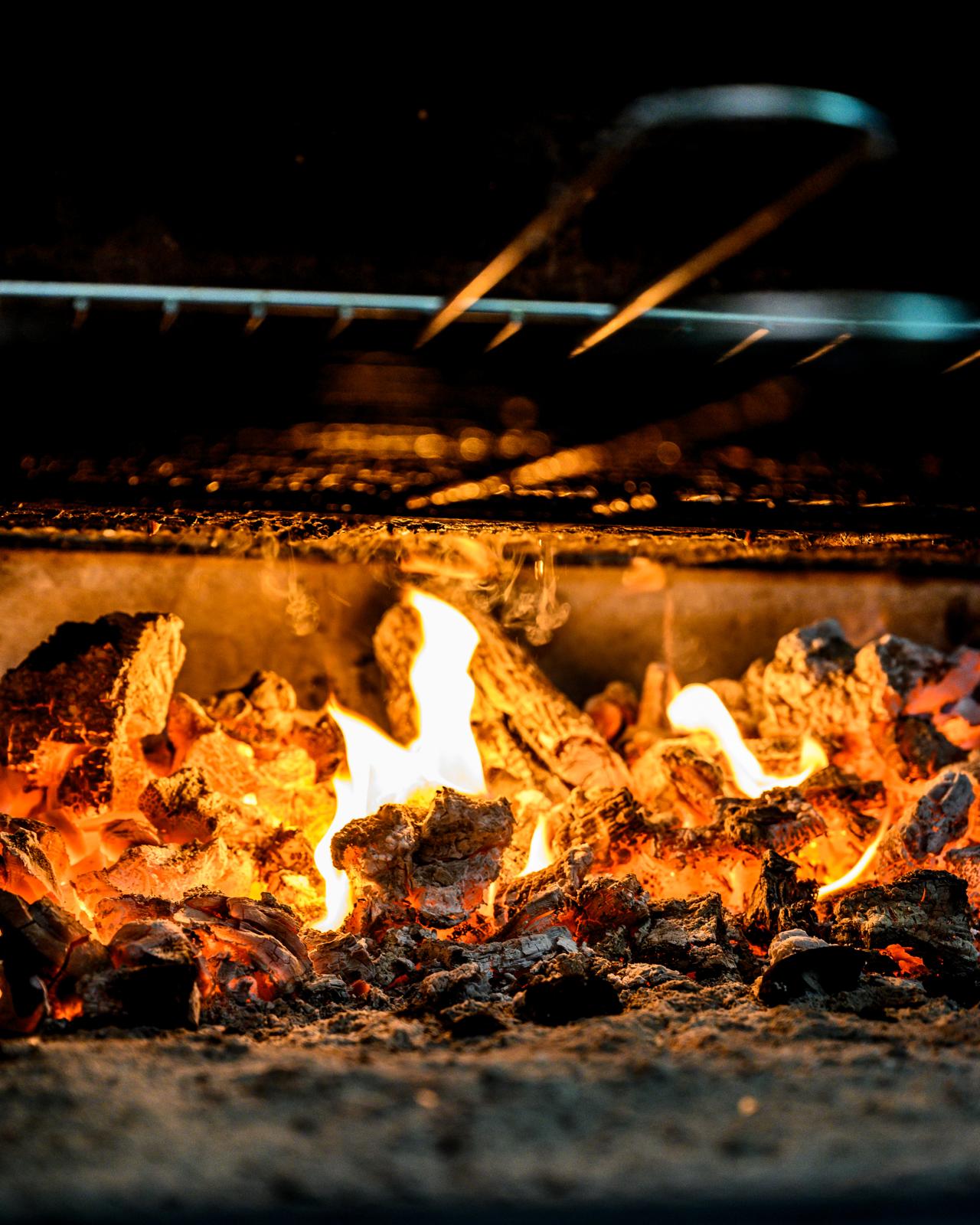 Brasa encendida en la parrilla del Asador Basanta en Algorta Getxo Bizkaia