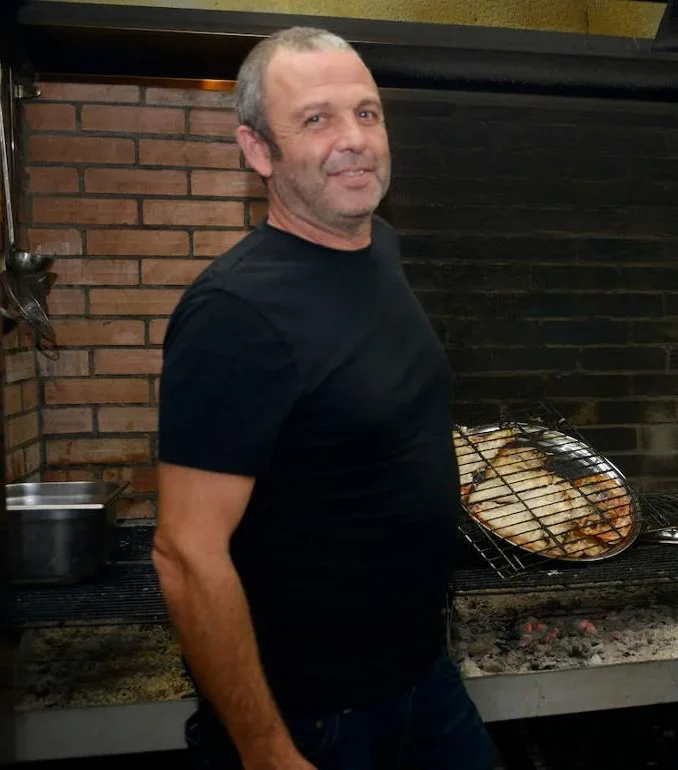 Josean Gil Basanta en la parrilla del Asador Basanta, asador tradicional en Algorta Getxo Bizkaia